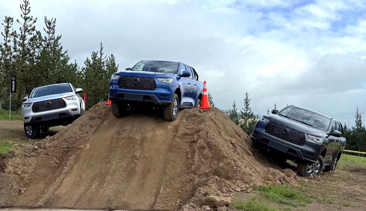 Camionetas subiendo un montículo de tierra en una prueba para propietarios