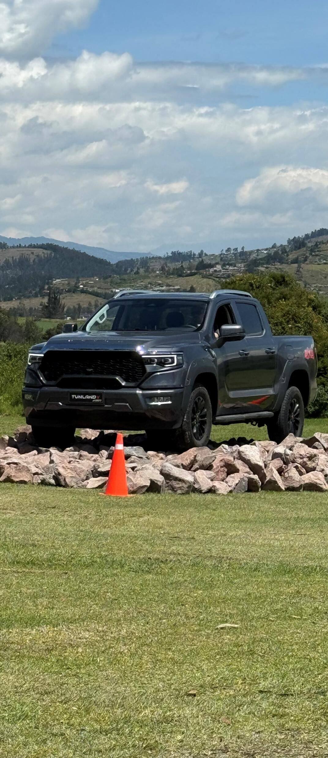 Camioneta sobre una sección de rocas del circuito