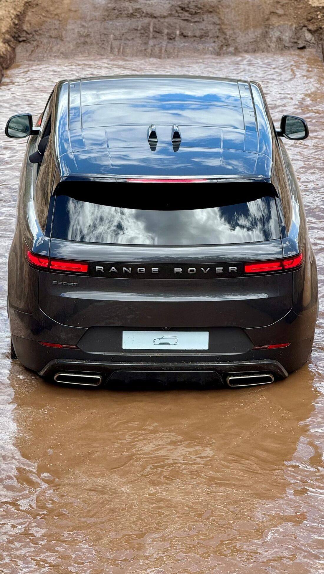 Range Rover cruzando un vado de agua